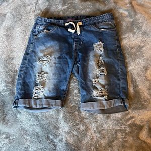 Distressed jeans shorts